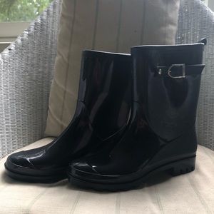 Basic black rain boots